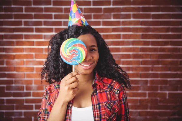 Lindo modelo con sombrero y piruleta —  Fotos de Stock