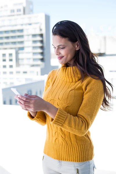 Frau benutzt ihr Smartphone — Stockfoto