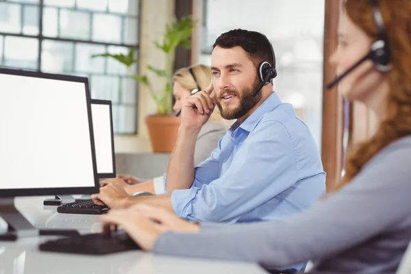 Nachdenklicher Mann bei der Arbeit — Stockfoto