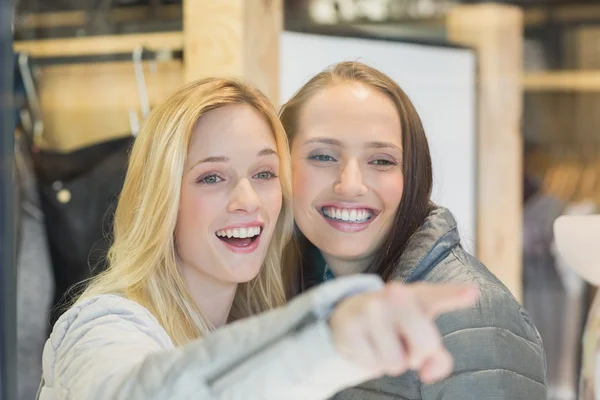 Twee lachende vriendinnen — Stockfoto