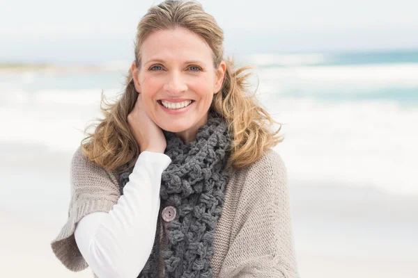 Attraktive Frau am Strand — Stockfoto