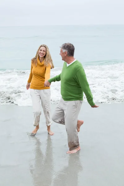 Paar draait op het strand — Stockfoto