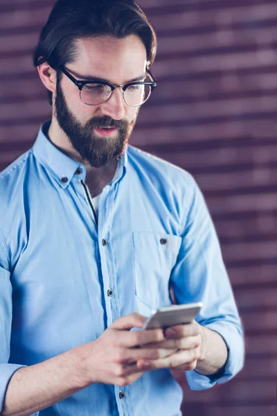 Homem sério usando smartphone — Fotografia de Stock