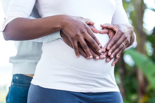 Férj és feleség, megérintette a hasa a parkban — Stock Fotó