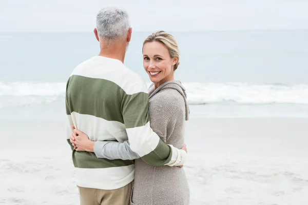 Vrouw knuffelen partner bij strand — Stockfoto