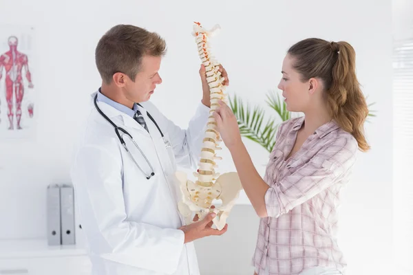 Orvos elmagyarázza anatómiai gerinc, a beteg — Stock Fotó