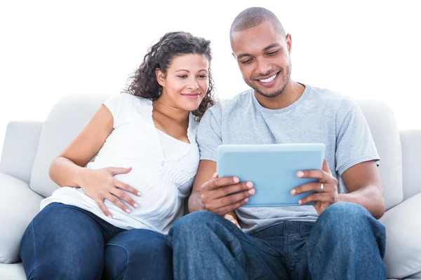 Par med laptop sitter på soffan — Stockfoto