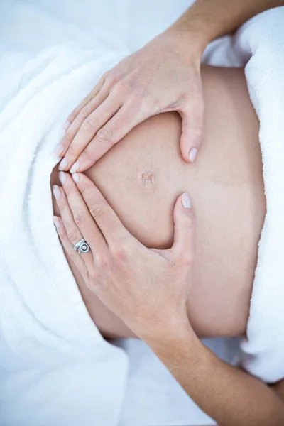 Έγκυος γυναίκα κάνει σχήμα καρδιάς — Φωτογραφία Αρχείου