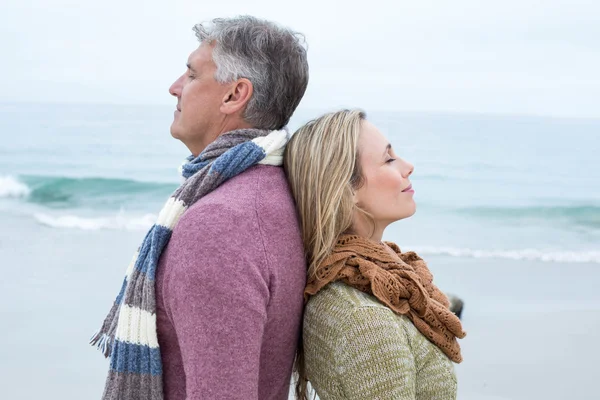 Paar steht Rücken an Rücken am Strand — Stockfoto