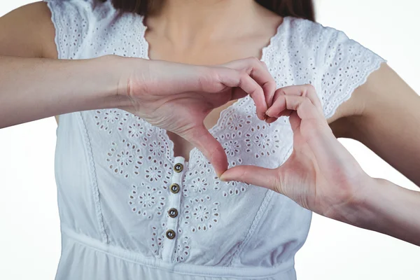 Donna che fa forma di cuore con le mani — Foto Stock