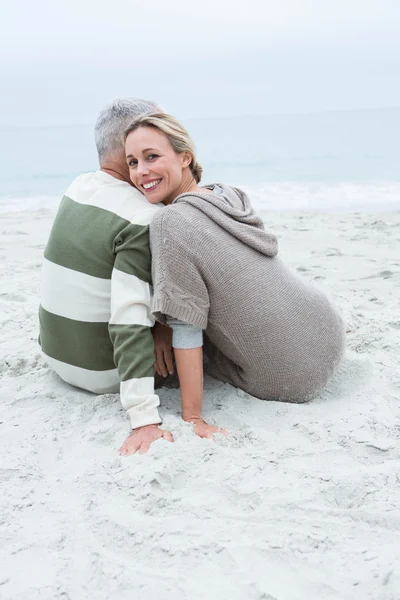 Niedliches Paar sitzt im Sand — Stockfoto