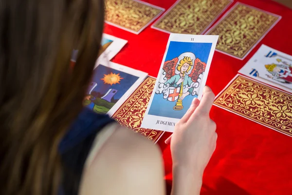 Cajero de la fortuna usando cartas del tarot — Foto de Stock