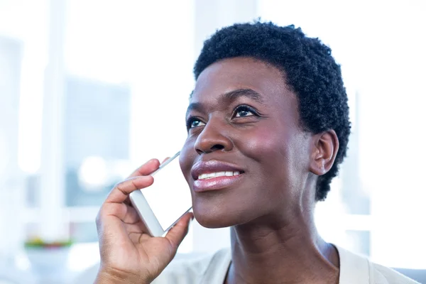 Femme avec téléphone portable à la maison — Photo