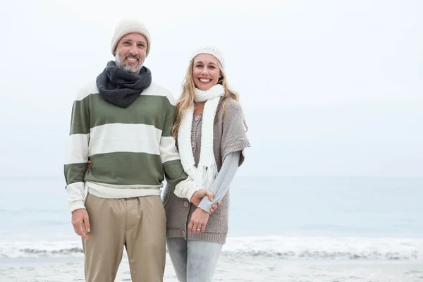 Par stående på stranden — Stockfoto