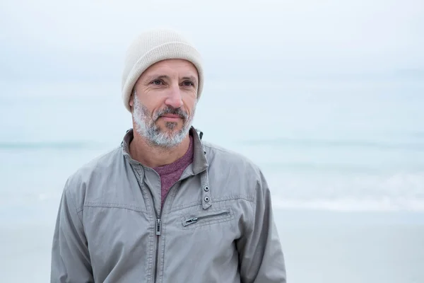 Homme portant au chapeau à la plage — Photo