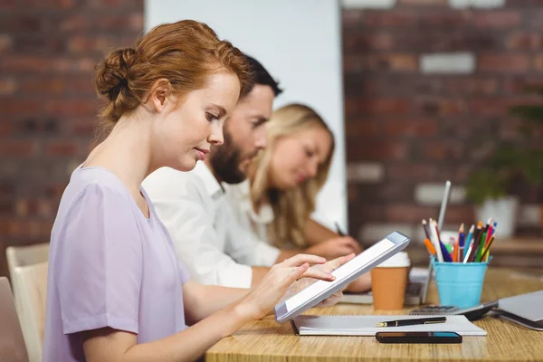 Zakenvrouw die digitale tablet op kantoor gebruikt — Stockfoto