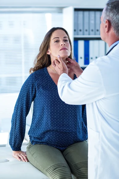 Orvos vizsgáló nő a klinikán — Stock Fotó