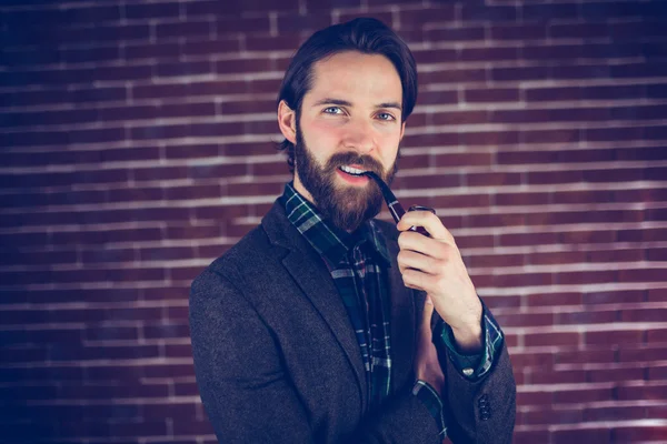 Man smoking pipe at home — Stock Photo, Image