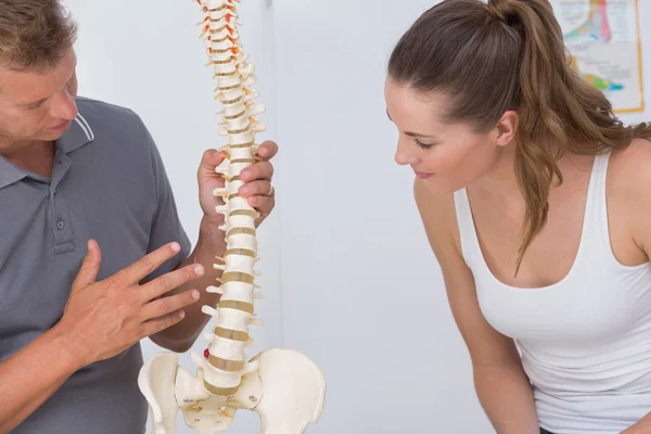 Médico mostrando coluna anatômica para paciente — Fotografia de Stock