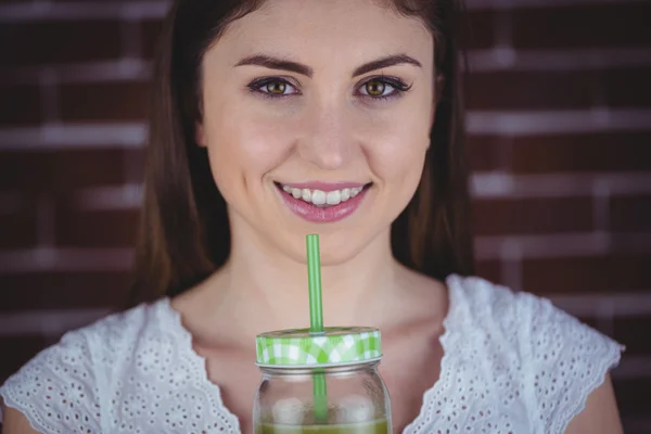 Yeşil suyu yudumlarken kadın — Stok fotoğraf