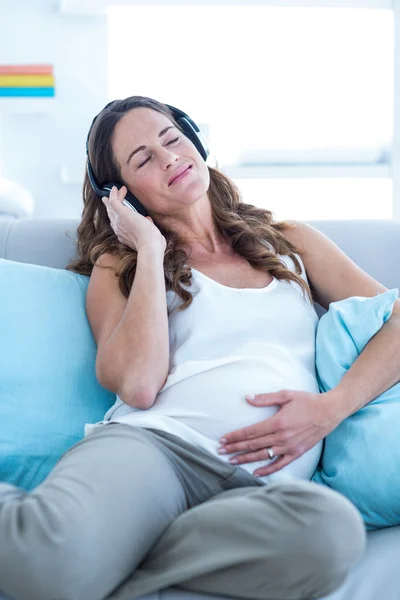 Schwangere genießt Musik — Stockfoto