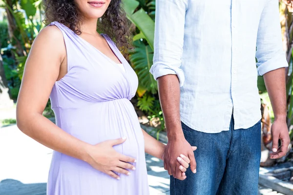 Marido con esposa embarazada en el patio — Foto de Stock