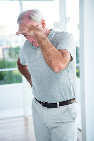 Maturo depresso uomo in piedi — Foto Stock