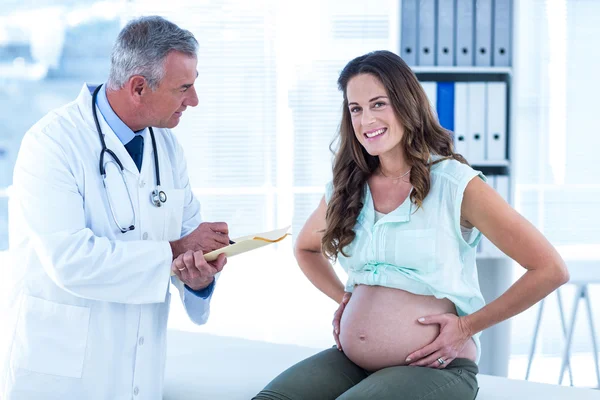 Mujer con médico varón en la clínica — Foto de Stock