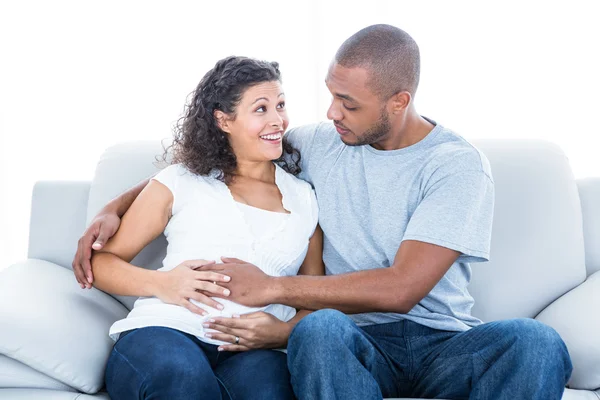 Fröhliches junges Paar genießt — Stockfoto