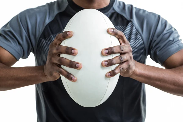 Desportista pressionando bola de rugby — Fotografia de Stock