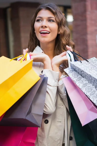 Mulher sorridente com sacos de compras — Fotografia de Stock