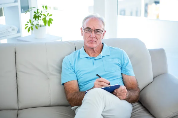 Doordachte senior man in brillen — Stockfoto