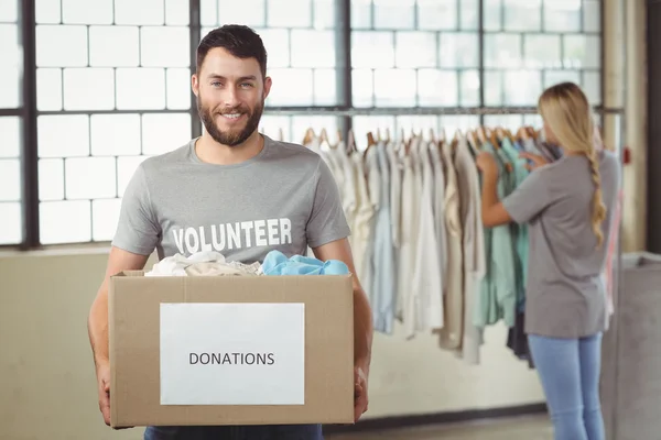 Man håller kläder donation box — Stockfoto