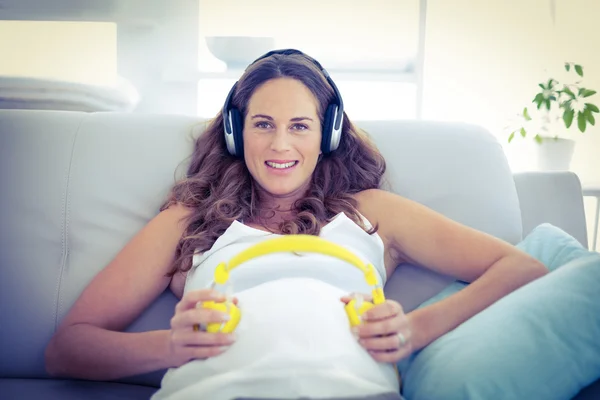妊娠中の女性の音楽を聴く — ストック写真