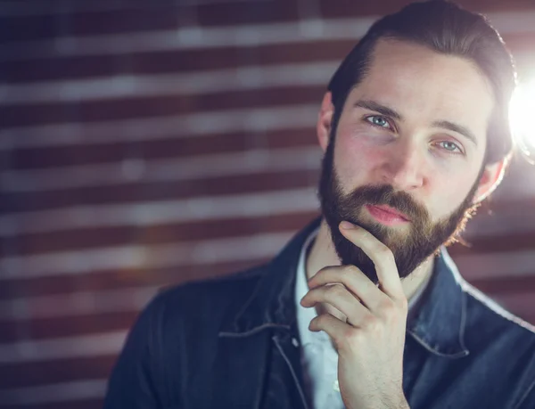 Uomo sicuro di sé con mano sul mento — Foto Stock