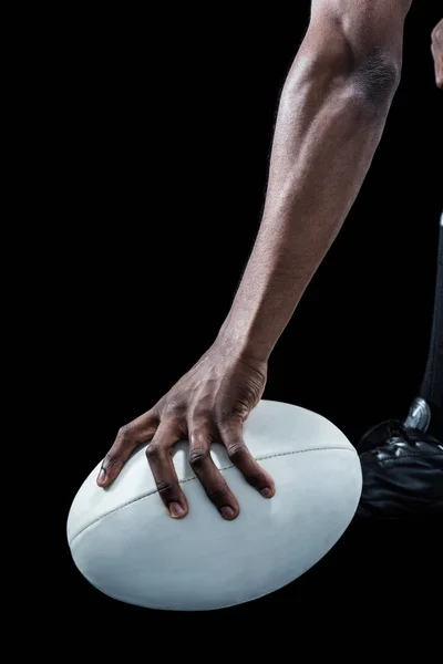 Atleta segurando bola de rugby — Fotografia de Stock