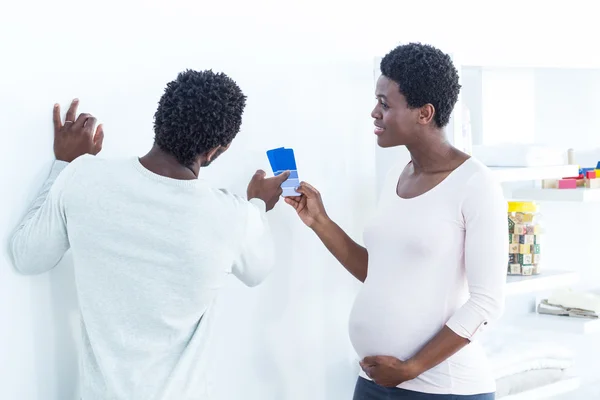 Esposa segurando amostras de cor — Fotografia de Stock