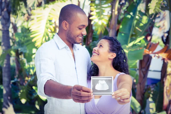 Muž s těhotnou manželkou drží sonogram — Stock fotografie