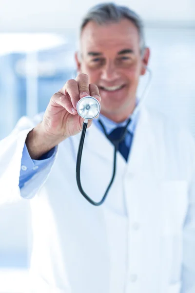 Lekarz prowadzący stetoskop w szpitalu — Zdjęcie stockowe