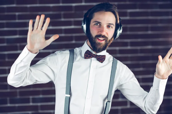 Smiling hipster listening music — Stock Photo, Image
