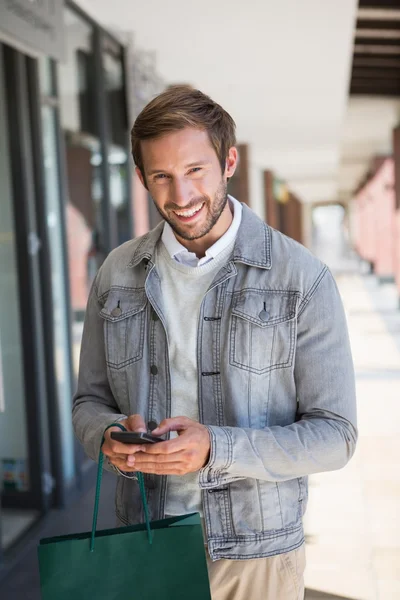 Man met boodschappentas en mobile — Stockfoto