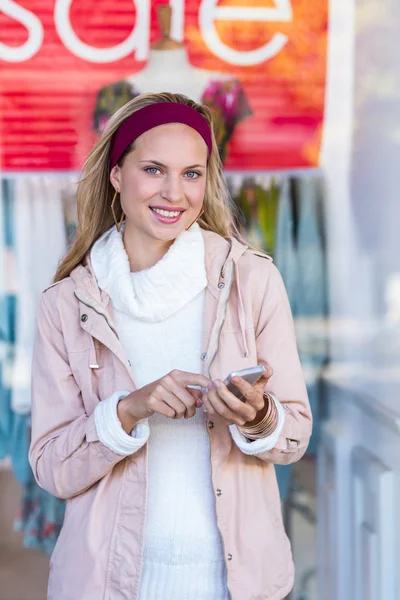 使用智能手机在商场的女人 — 图库照片