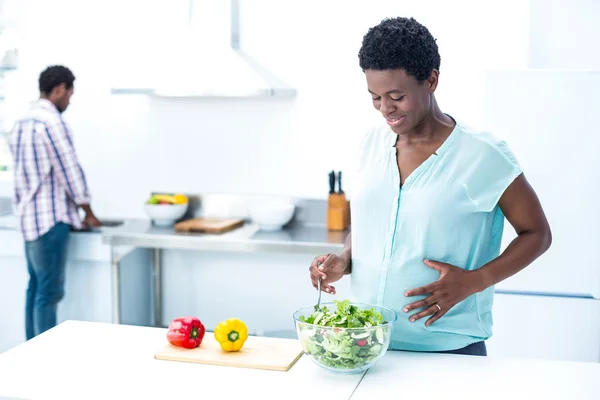 Femeia care are salată în timp ce stă — Fotografie, imagine de stoc
