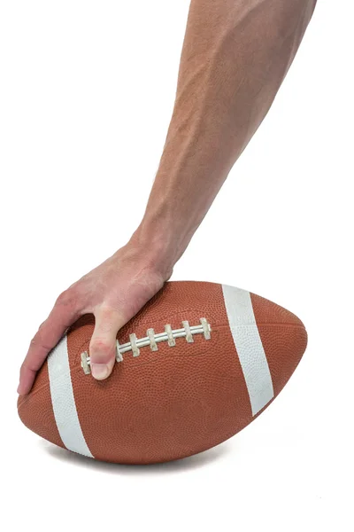 Американский футболист помещает мяч — стоковое фото