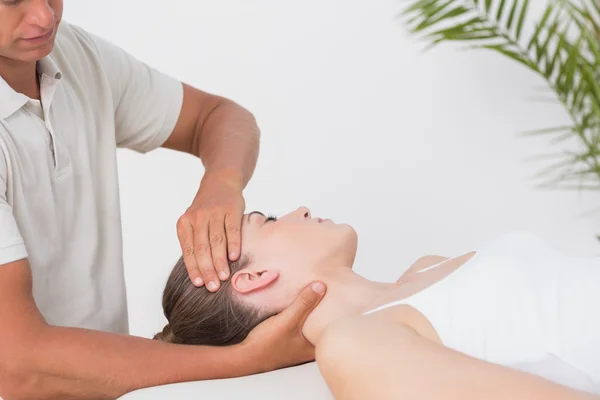 Kobiety przyjmujące masaż szyi — Zdjęcie stockowe