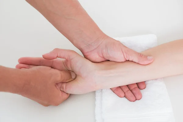 Physiotherapist doing hand massage — Stock Photo, Image