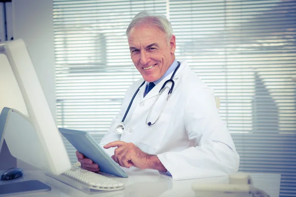 Médecin utilisant une tablette numérique — Photo