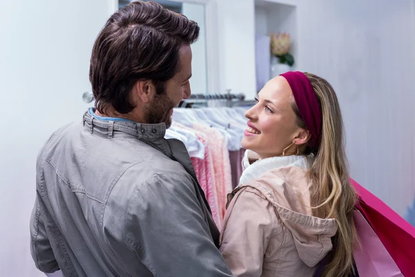 Pareja con bolsas de compras — Foto de Stock