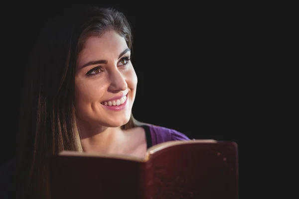 Mujer rezando con su Biblia —  Fotos de Stock