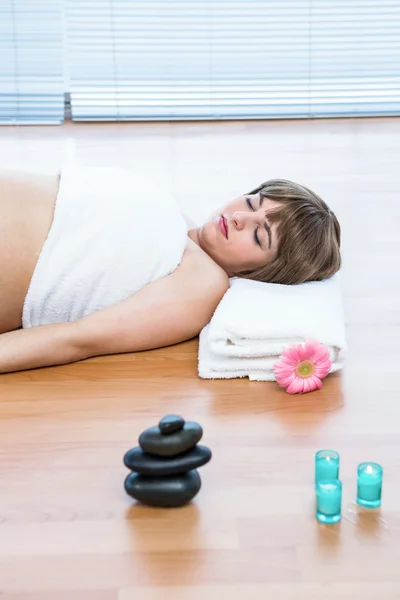 Pregnant woman lying on hardwood floor — Stock Photo, Image